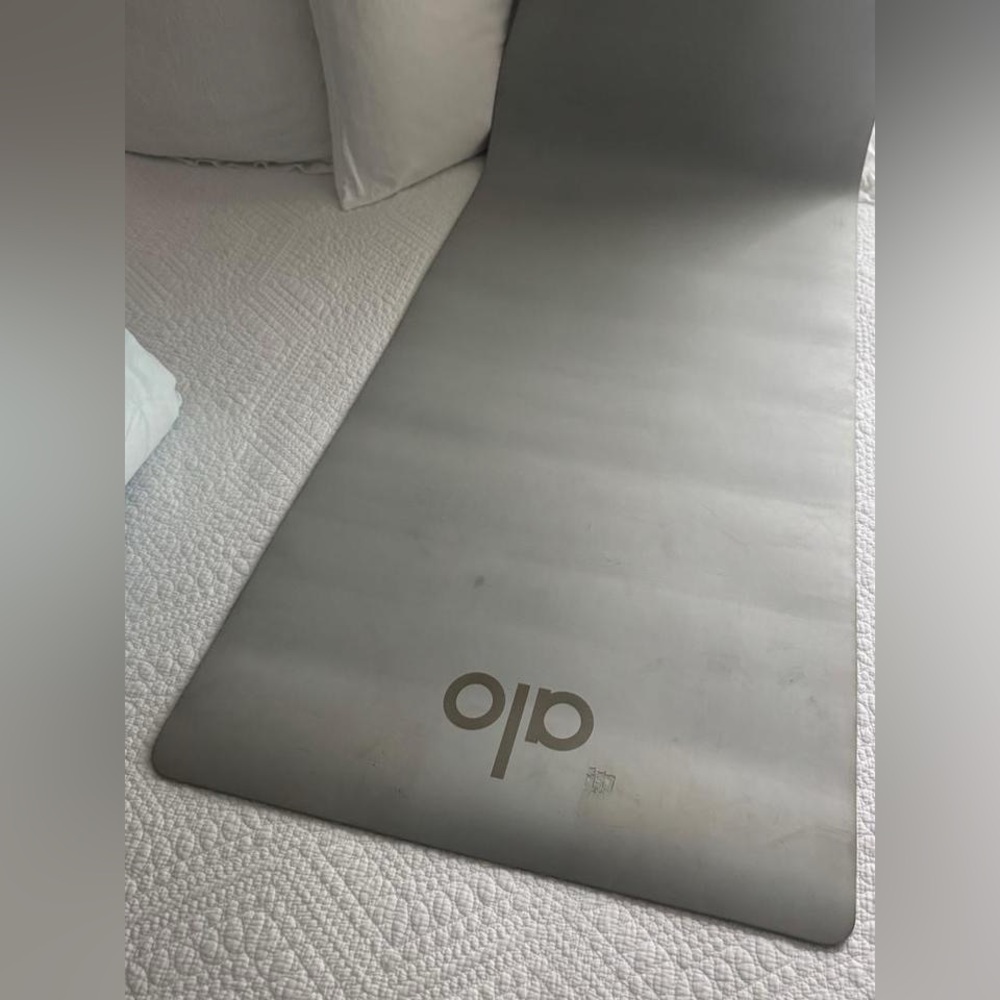 Like new Alo Yoga Dove Grey Warrior Mat